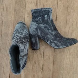 LAST CHANCE Steve Madden Emison-V Ankle Sock Boots